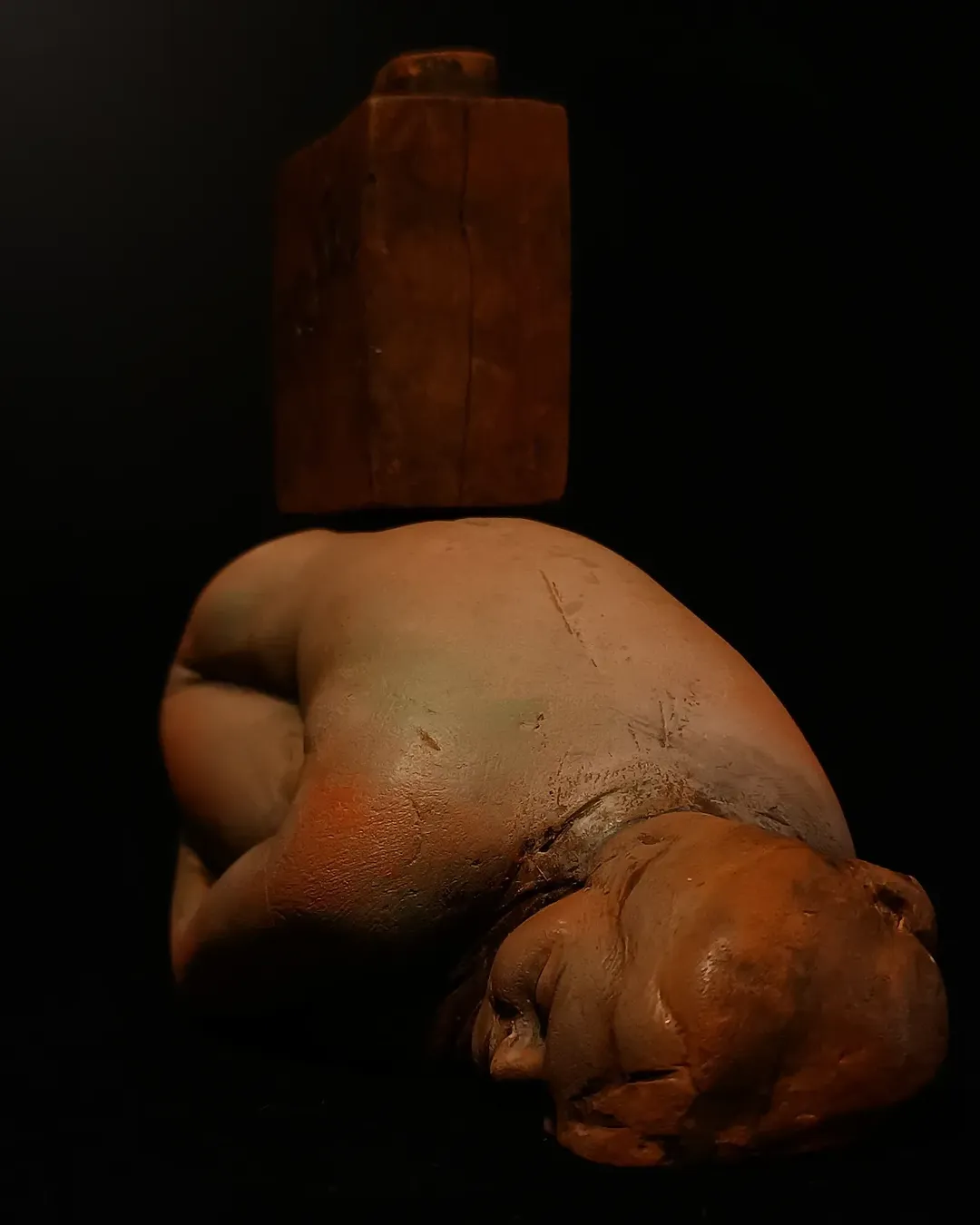 Figura Con la casa a cuestas