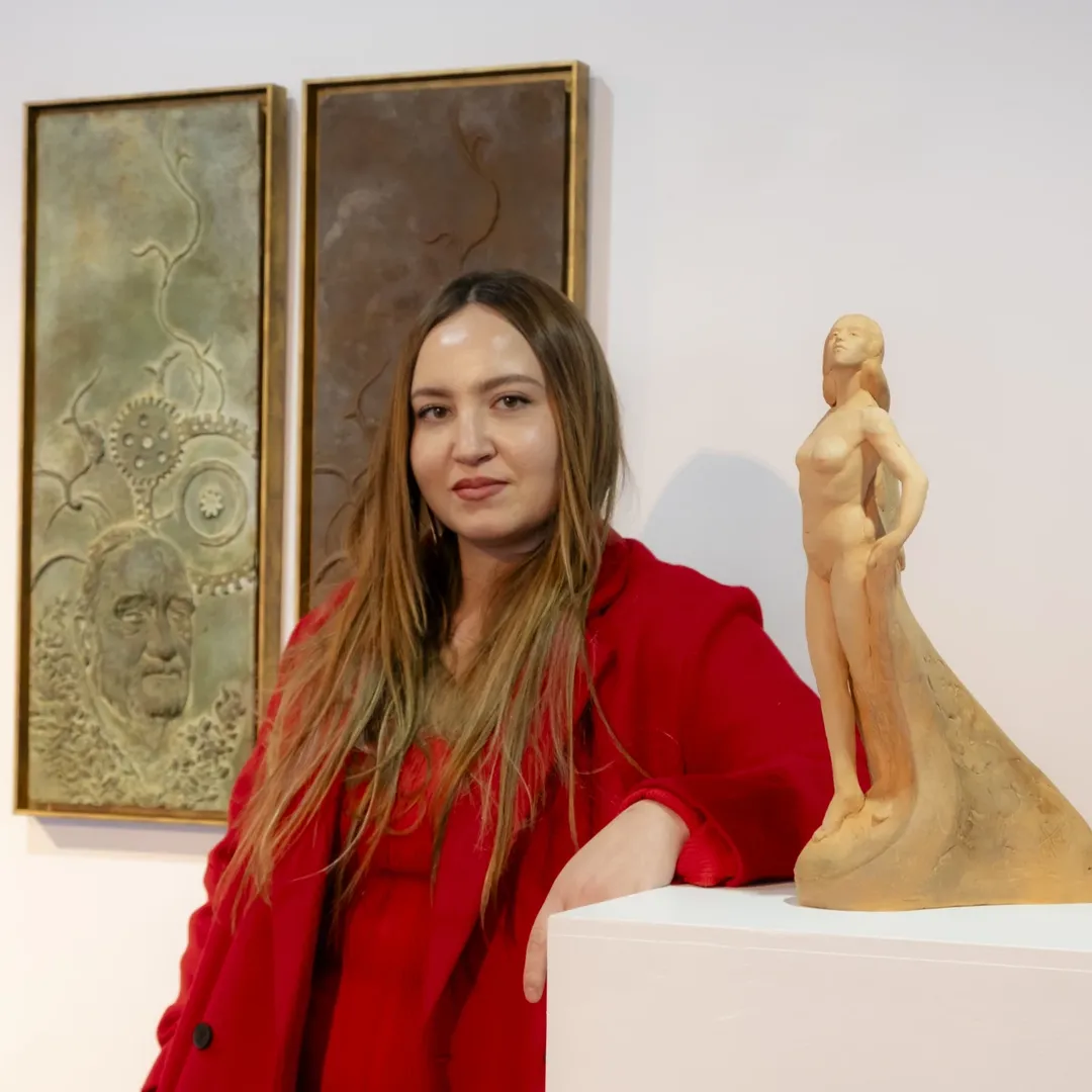 Ana Belén posando con una figura